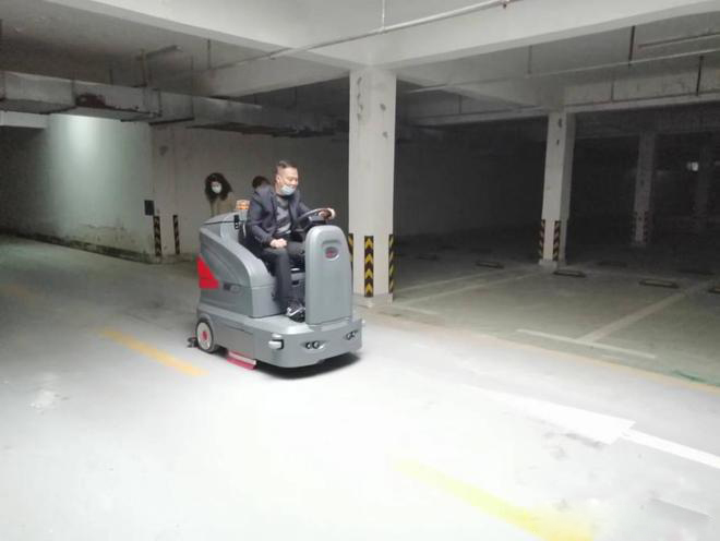 吕梁小区物业保洁不用人力改用驾驶式洗地机了